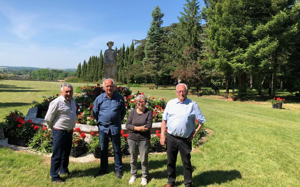 Visiteurs dans les allées des Jardins de l'Hermitage à Vars